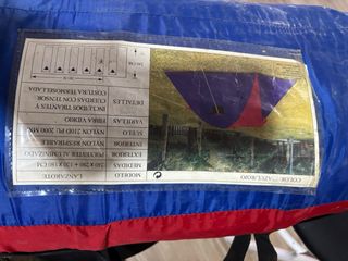 Tienda de campaña azul/rojo