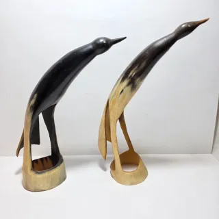 Due sculture a forma di uccelli in corno.