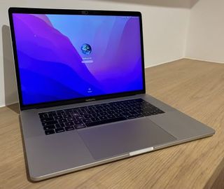 MacBook Pro 15 Touch Bar Plata