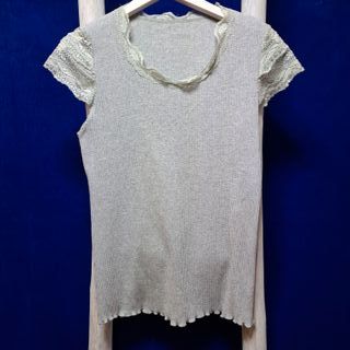 Camiseta canalé con encaje beige y blanco
