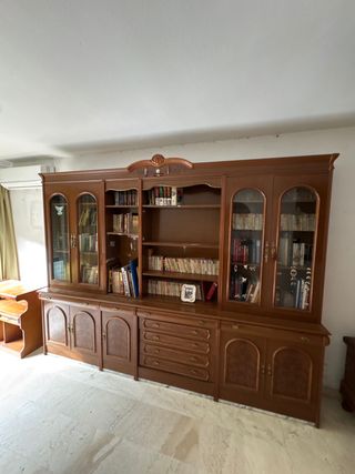 Librería de madera con puertas de cristal