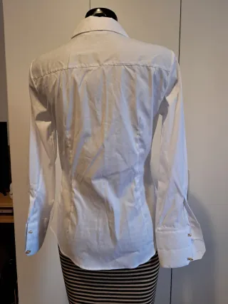 Camisa blanca con botones joya