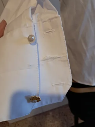 Camisa blanca con botones joya
