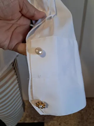 Camisa blanca con botones joya