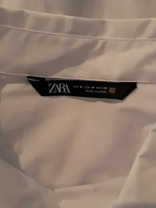 Camisa blanca con botones joya