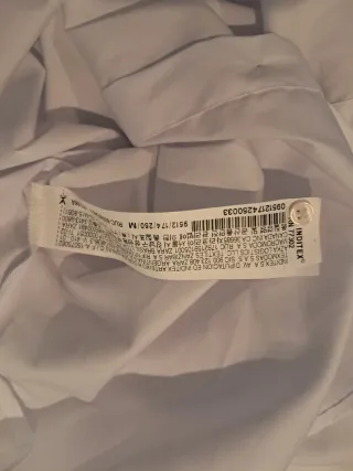 Camisa blanca con botones joya