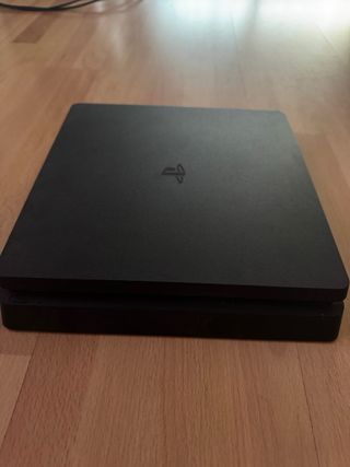 PS4 1TB + 3 Mandos + Cables