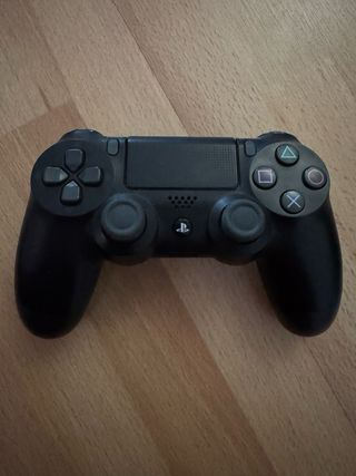 PS4 1TB + 3 Mandos + Cables