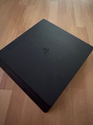 PS4 1TB + 3 Mandos + Cables