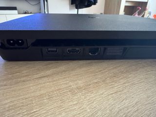 PS4 1TB + 3 Mandos + Cables