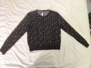 Blusa floral negra con transparencias