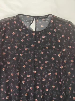 Blusa floral negra con transparencias