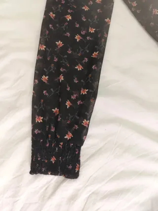 Blusa floral negra con transparencias