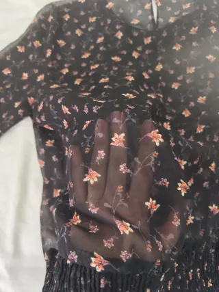 Blusa floral negra con transparencias