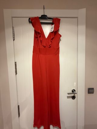 Mono largo con volantes. color coral.