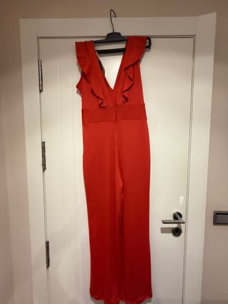 Mono largo con volantes. color coral.