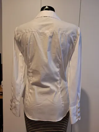 Camisa blanca con botones dorados