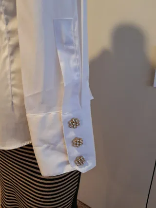 Camisa blanca con botones dorados