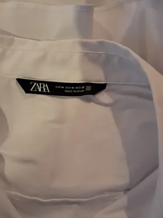 Camisa blanca con botones dorados