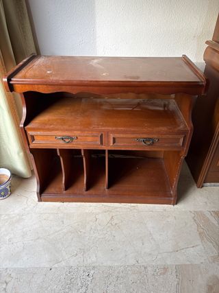 Mueble de madera marrón