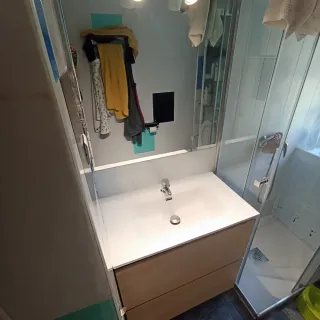 Mueble baño 80x45 con lavabo y espejo.