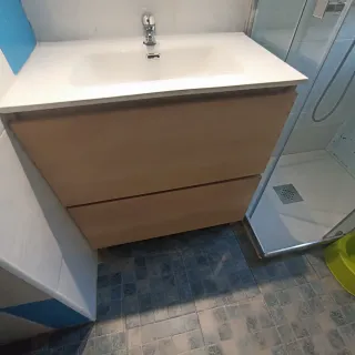 Mueble baño 80x45 con lavabo y espejo.