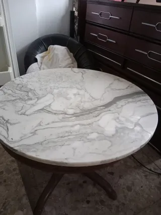 Mesa redonda mármol y madera tallada