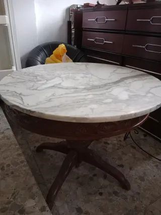 Mesa redonda mármol y madera tallada