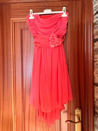 Vestido de fiesta coral con flor