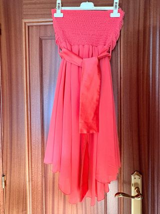 Vestido de fiesta coral con flor