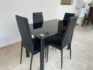 Tavolo in vetro nero e 6 sedie