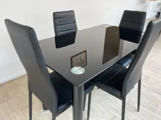 Tavolo in vetro nero e 6 sedie