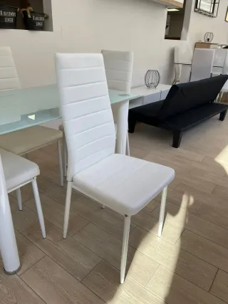 Tavolo in vetro nero e 6 sedie