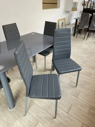 Tavolo in vetro nero e 6 sedie