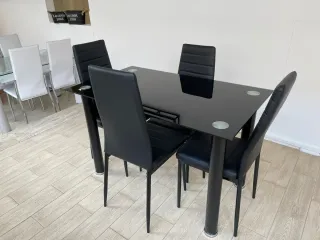 Tavolo in vetro nero e 6 sedie