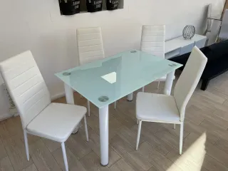 Tavolo in vetro nero e 6 sedie