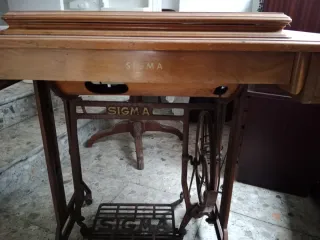 Mesa y máquina de coser Sigma antigua