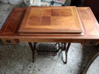 Mesa y máquina de coser Sigma antigua