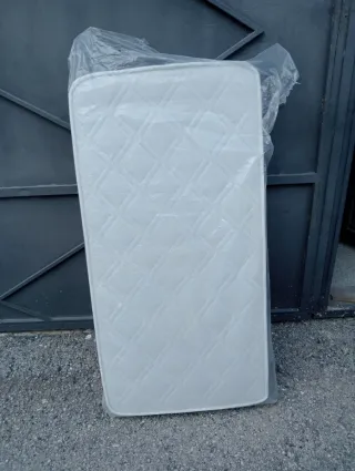 Colchón individual blanco con funda