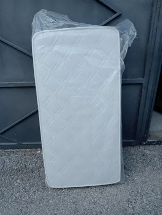 Colchón individual blanco con funda