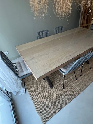 Mesa madera natural y sillas mimbre