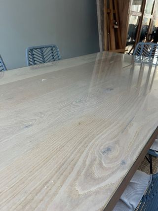 Mesa madera natural y sillas mimbre