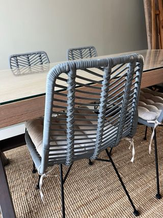 Mesa madera natural y sillas mimbre