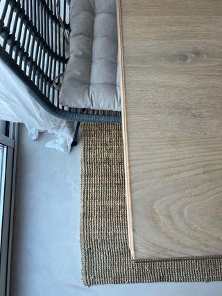 Mesa madera natural y sillas mimbre