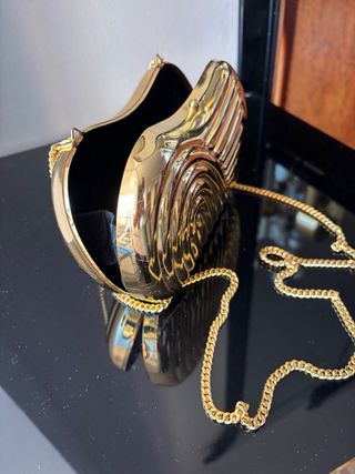 Bolso de noche dorado con cadena