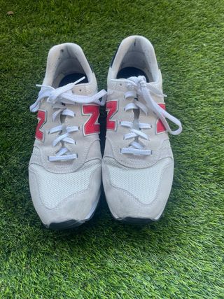 Zapatillas New Balance Beige y Rojo