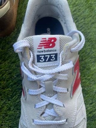Zapatillas New Balance Beige y Rojo