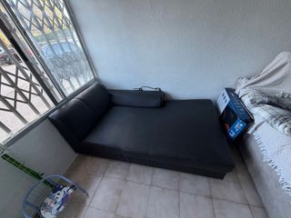 Divano in pelle nera da ritirare