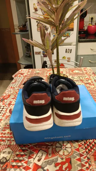 Zapatillas Mustang niño negras y blancas.