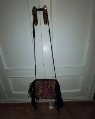 Bolso étnico multicolor con cadena